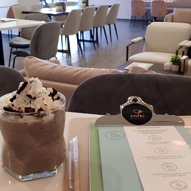 Café y bebidas frías en la terraza