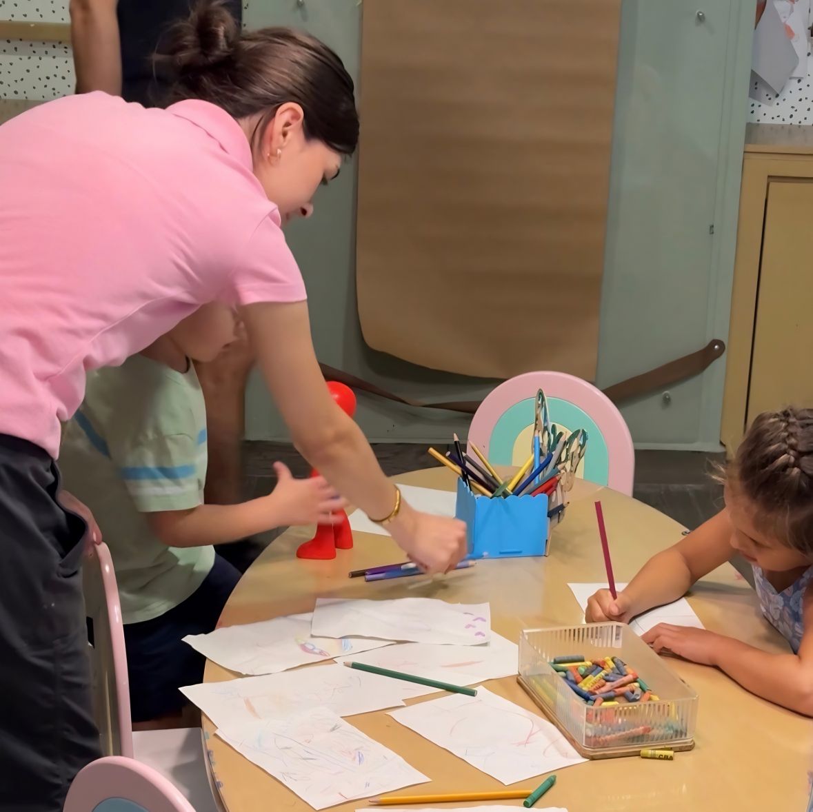 Niños dibujando en Cofki